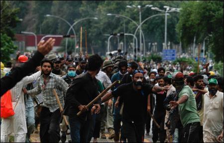Pakistanda göstericiler polisi linç etti