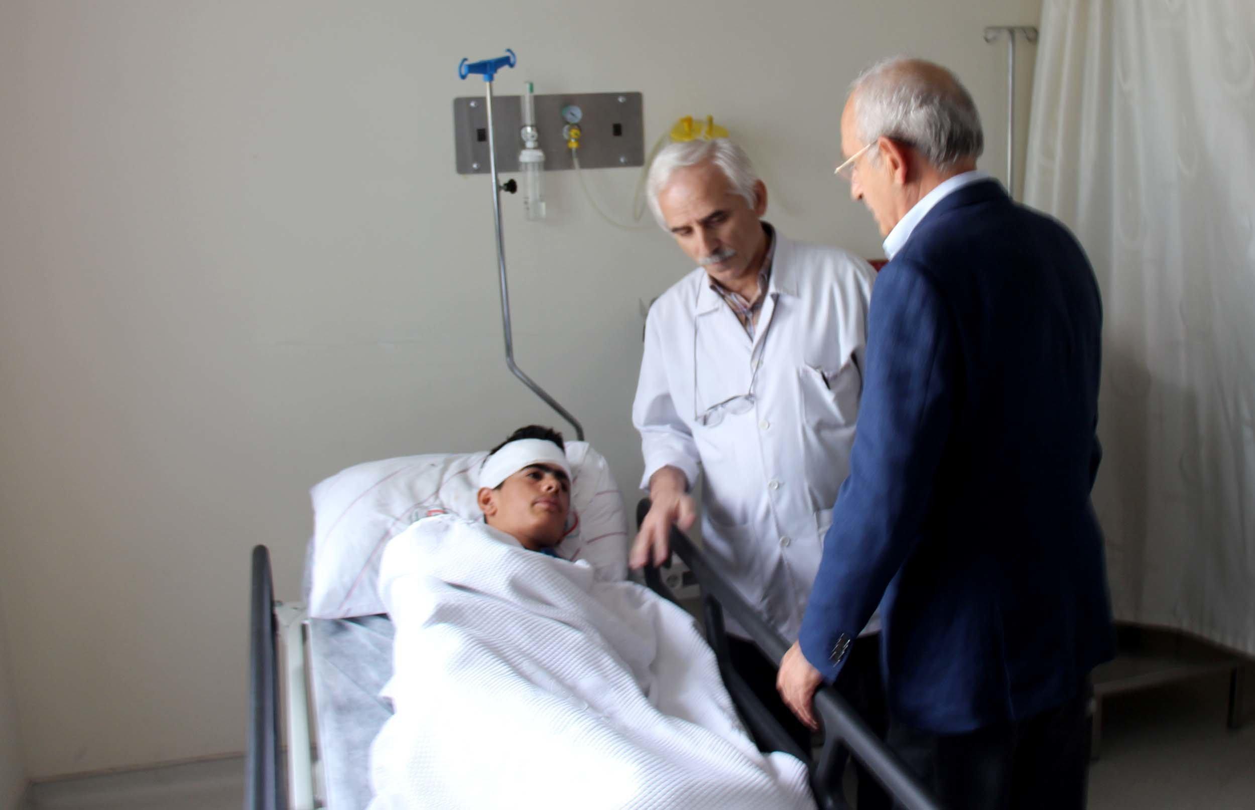 CHP lideri Kılıçdaroğlu Sakaryada yaralıları ziyaret etti