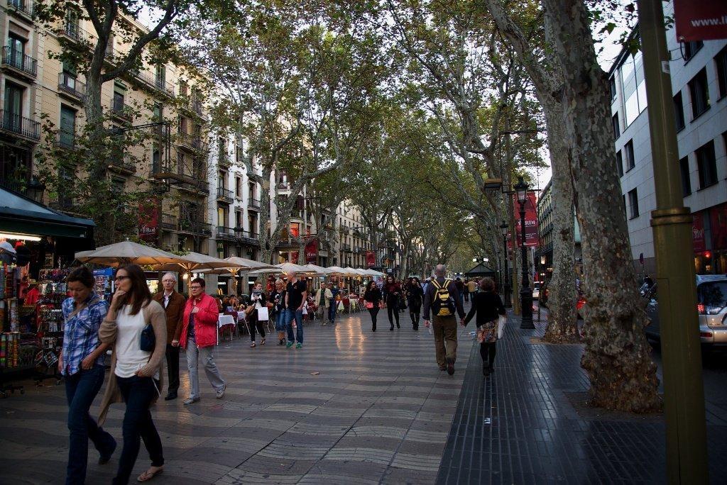 Barcelonada terör Araç yayaların arasına daldı: Çok sayıda ölü ve yaralı var