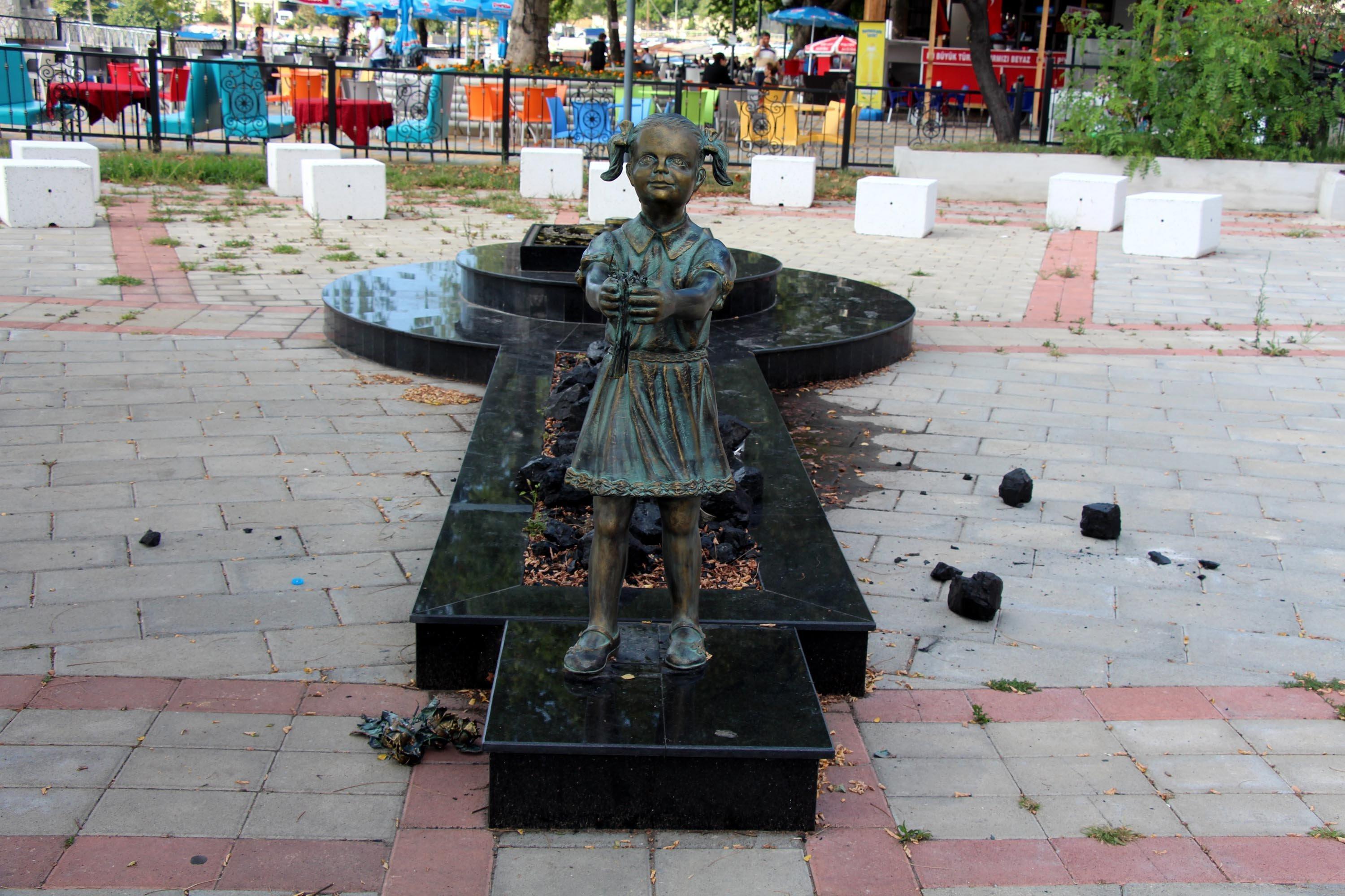 Atatürke çiçek veren kız heykeline saldırı