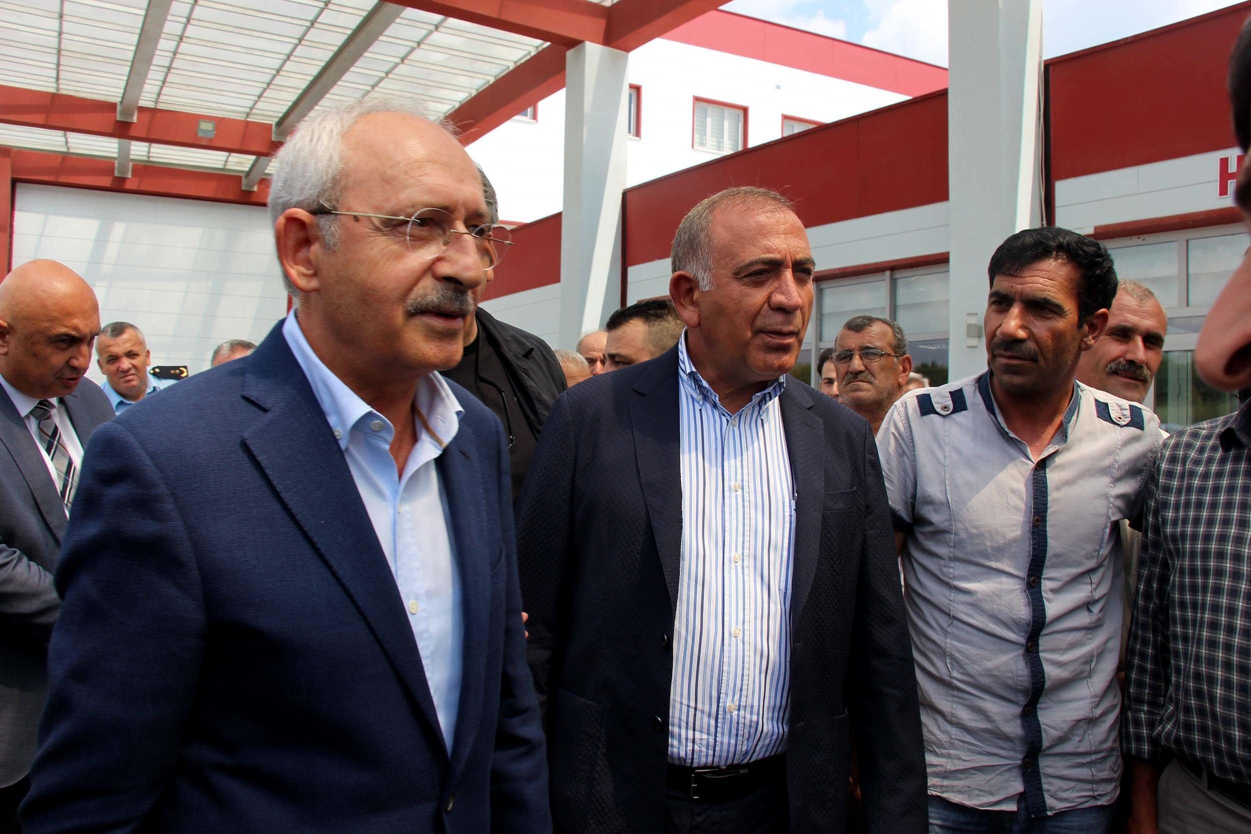 CHP lideri Kılıçdaroğlu Sakaryada yaralıları ziyaret etti