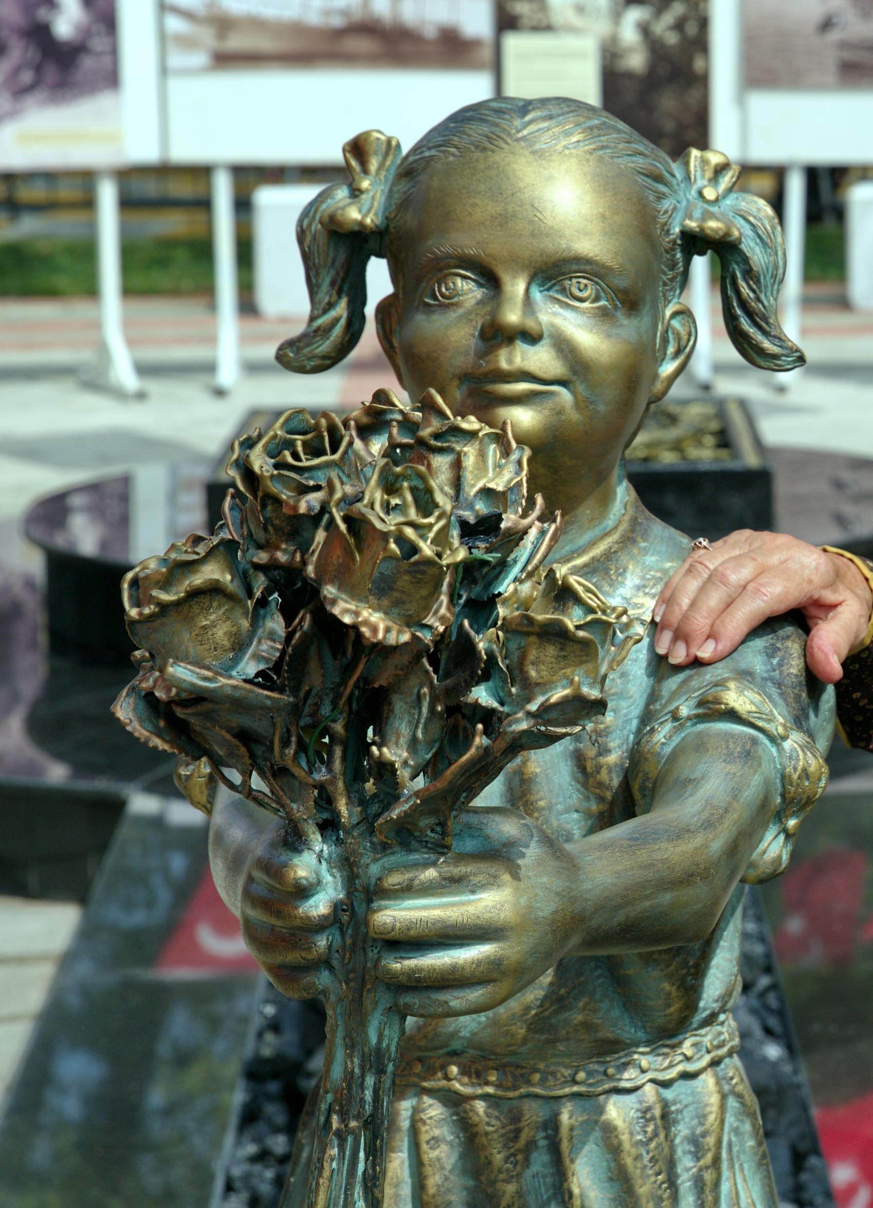 Atatürke çiçek veren kız heykeline saldırı