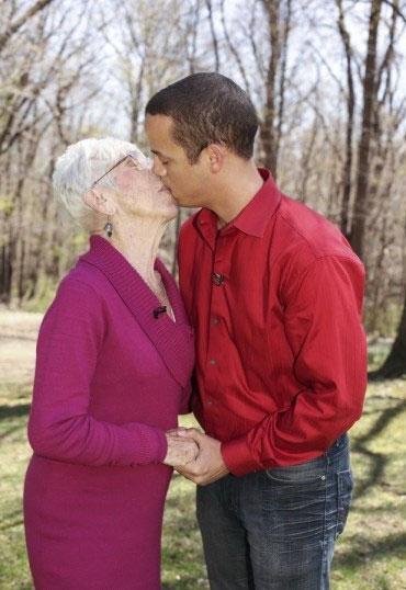 91 yaşındaki sevgilisini annesiyle tanıştırdı