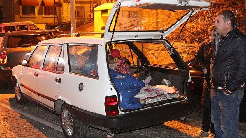 İstanbulda 5 kişilik bir aile arabada yaşıyor