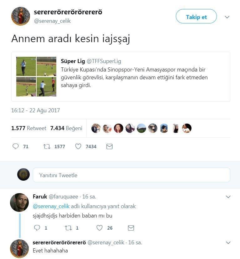 Maç oynanırken sahaya giren polisin kızı sosyal medyayı salladı