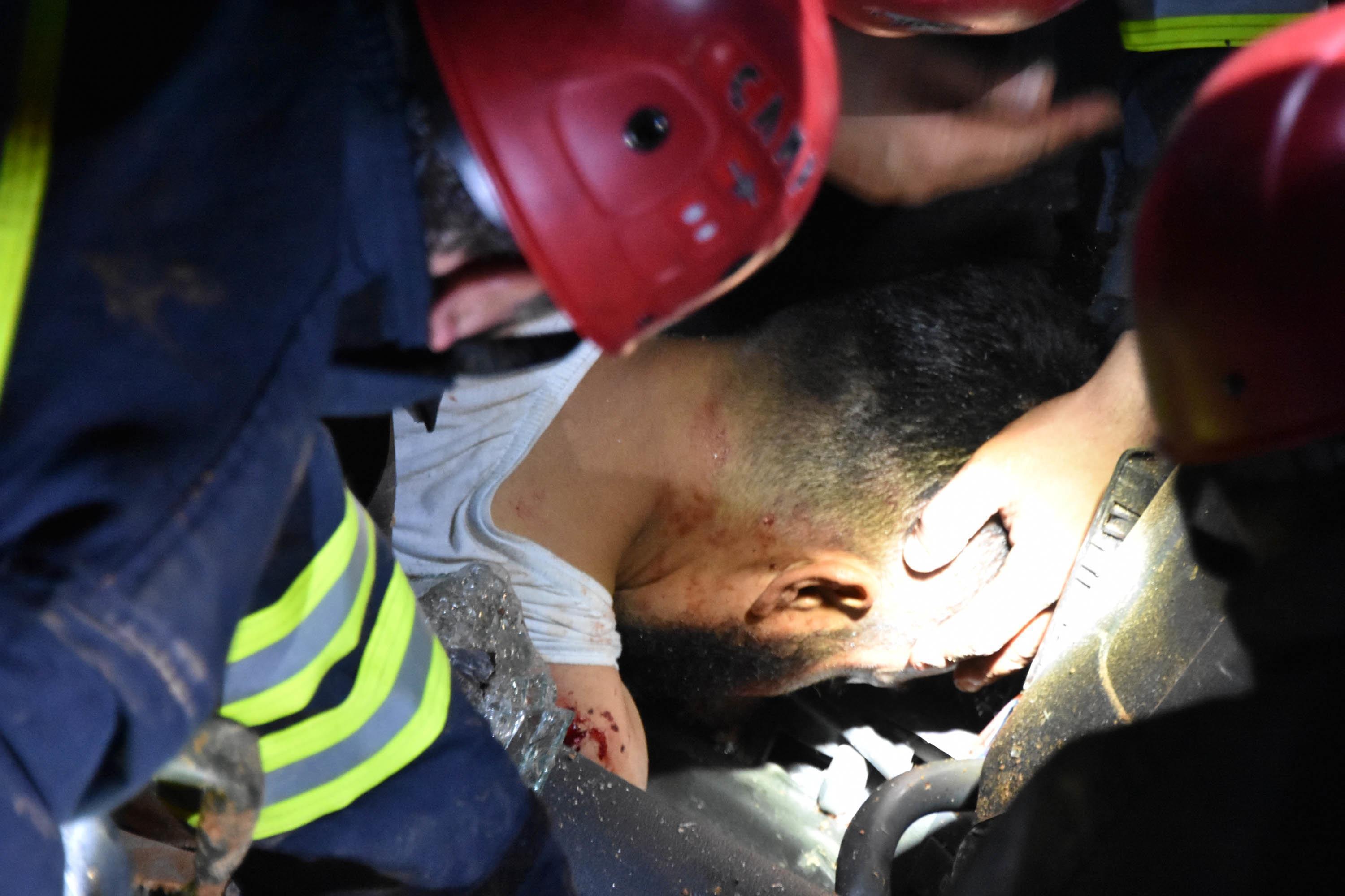 Bacağı TIR’ın altında kalan sürücü 3 saatte kurtarılabildi