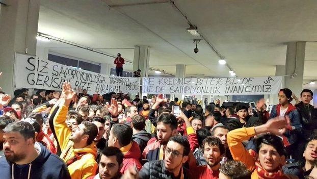 Galatasaray taraftarı havalimanını, Fatih Terimin de gözlerini doldurdu