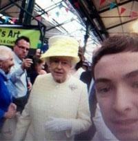 Kraliçeyle selfie yaptı