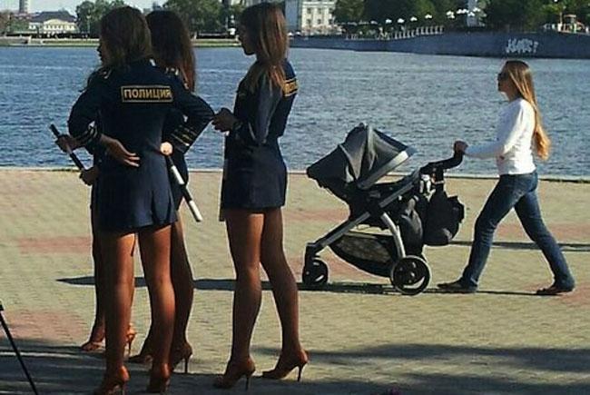Rus kadın polislere mini etek yasak