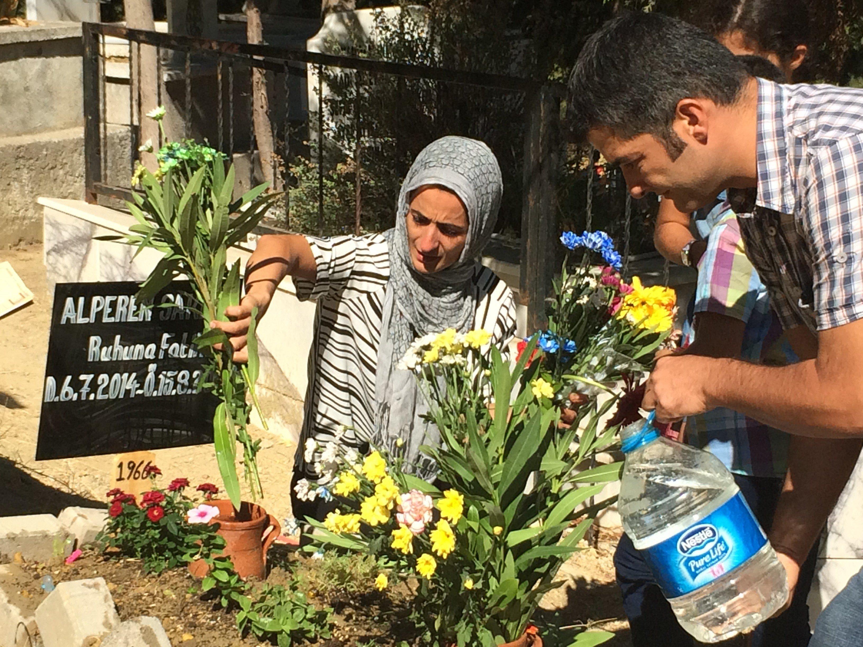 İzmirde serviste ölen minik Alperene bayram ziyareti