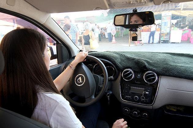 Üniversiteli Şoför Fatma taksi durağının gözdesi oldu