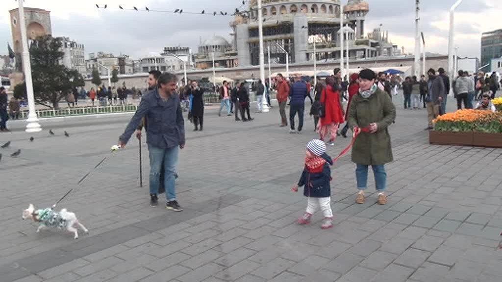 Taksim Meydanında bir turist çocuğuna tasma takıp gezdirdi