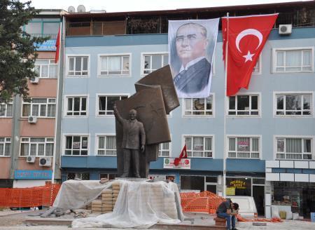 Atatürk anıtına çelenk konulamadı