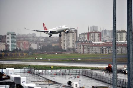 İstanbulda hava ve deniz ulaşımını lodos vurdu