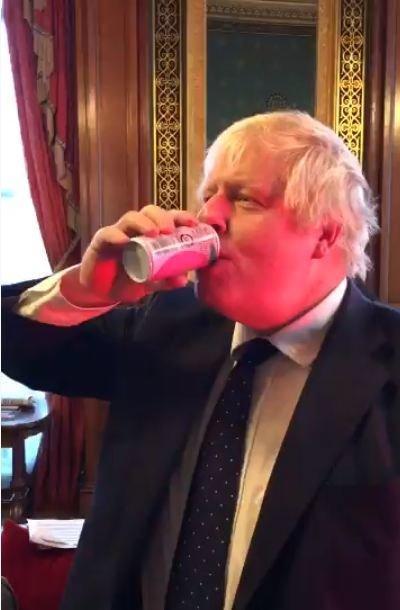 İngiltere Dışişleri Bakanı Johnson, Fukuşimada üretilen şeftali suyunu içti
