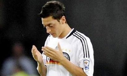 Mesut Özil şampiyonluk primini Gazeye bağışladı