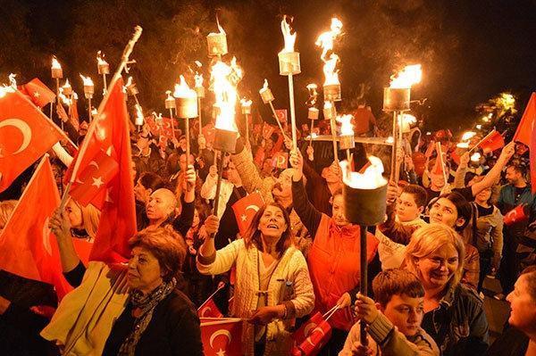 İzmirde 9 Eylül coşkusu Binlerce kişi yürüdü