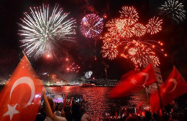 İzmirde 9 Eylül coşkusu Binlerce kişi yürüdü