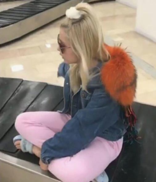 Aleyna Tilki havaalanında bagaj taşıma bandının üzerine oturdu