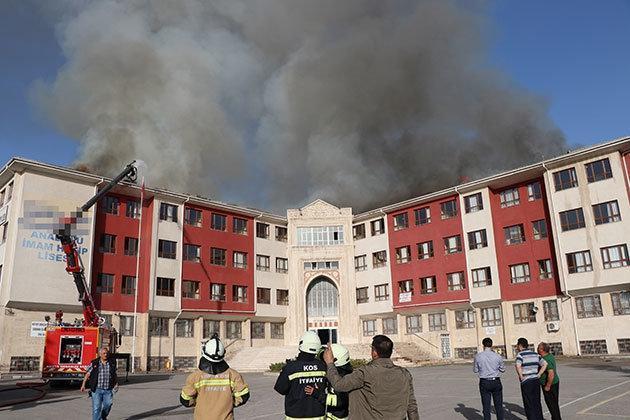 Kız yurdu ve İmam Hatip Lisesinin çatısı yandı