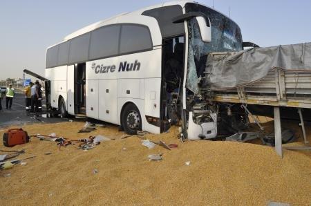 Son dakika: Ankarada yolcu otobüsü TIRa çarptı
