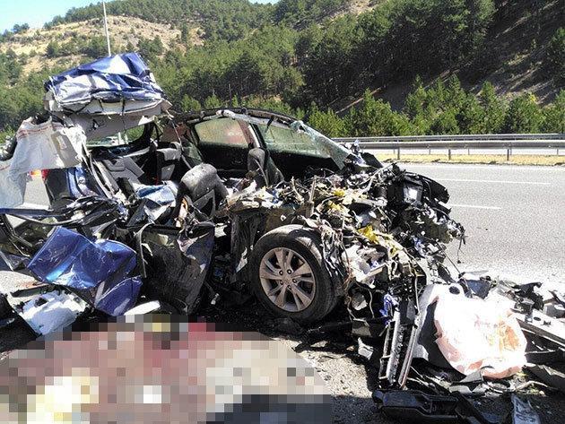Ankara-İstanbul Karayolunda otomobil TIRa çarptı: 5 ölü