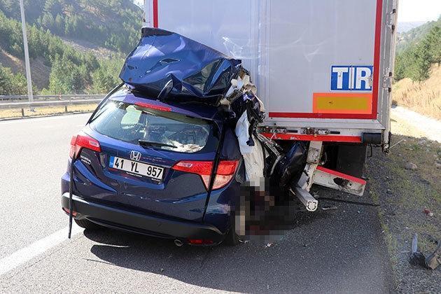 Ankara-İstanbul Karayolunda otomobil TIRa çarptı: 5 ölü