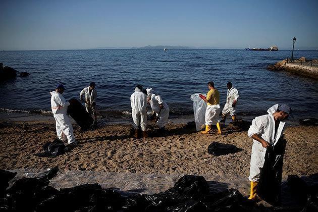 Yunan sahilleri petrolle kaplandı, plajlar kapatıldı