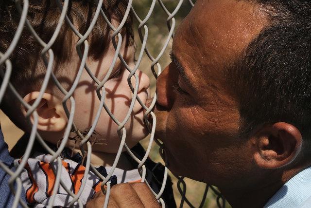 Kıbrısta bir mülteci kampındaki baba-oğul buluşması herkesi duygulandırdı