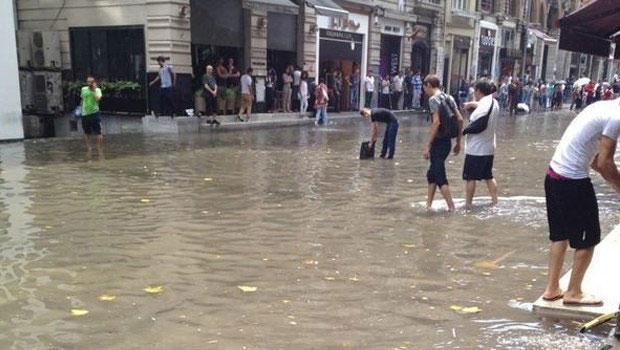 İstiklal Caddesi nehir oldu aktı