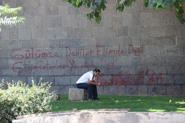 Tarihi Diyarbakır Surları yazı tahtasına döndü