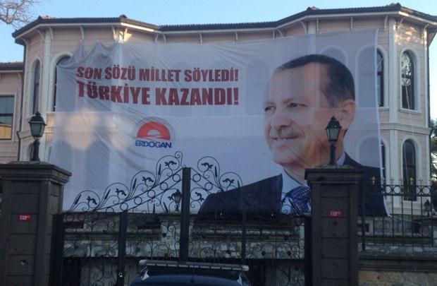 Erdoğanın evine pankart astılar