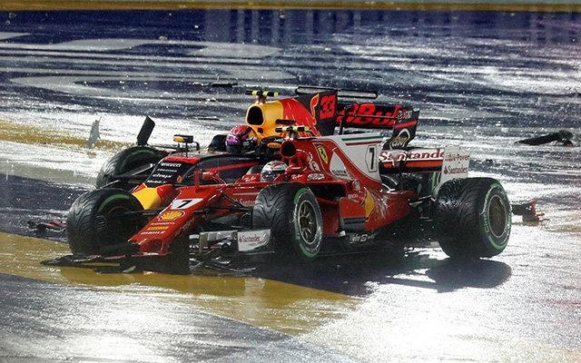 Formula 1 Singaporda inanılmaz kaza