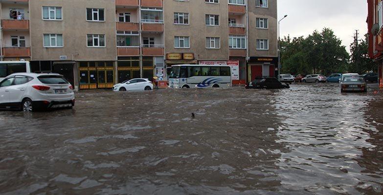 İstanbul’da sağanak yağış hayatı olumsuz etkiledi