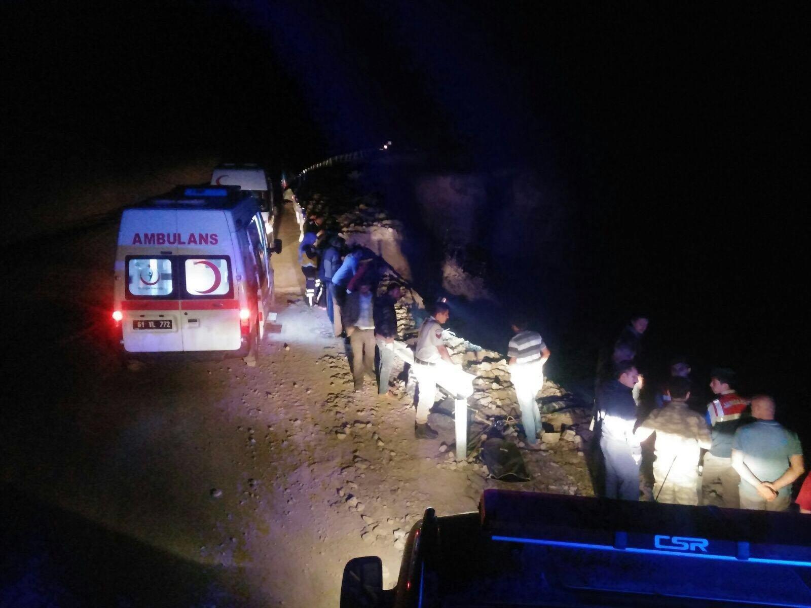 Trabzonda otomobil uçuruma yuvarlandı, 3 ölü