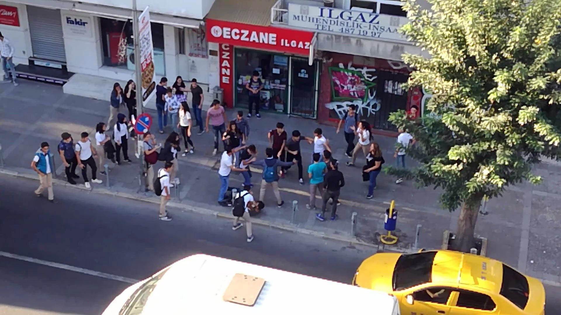 İzmirde lise öğrencileri arasında kavga
