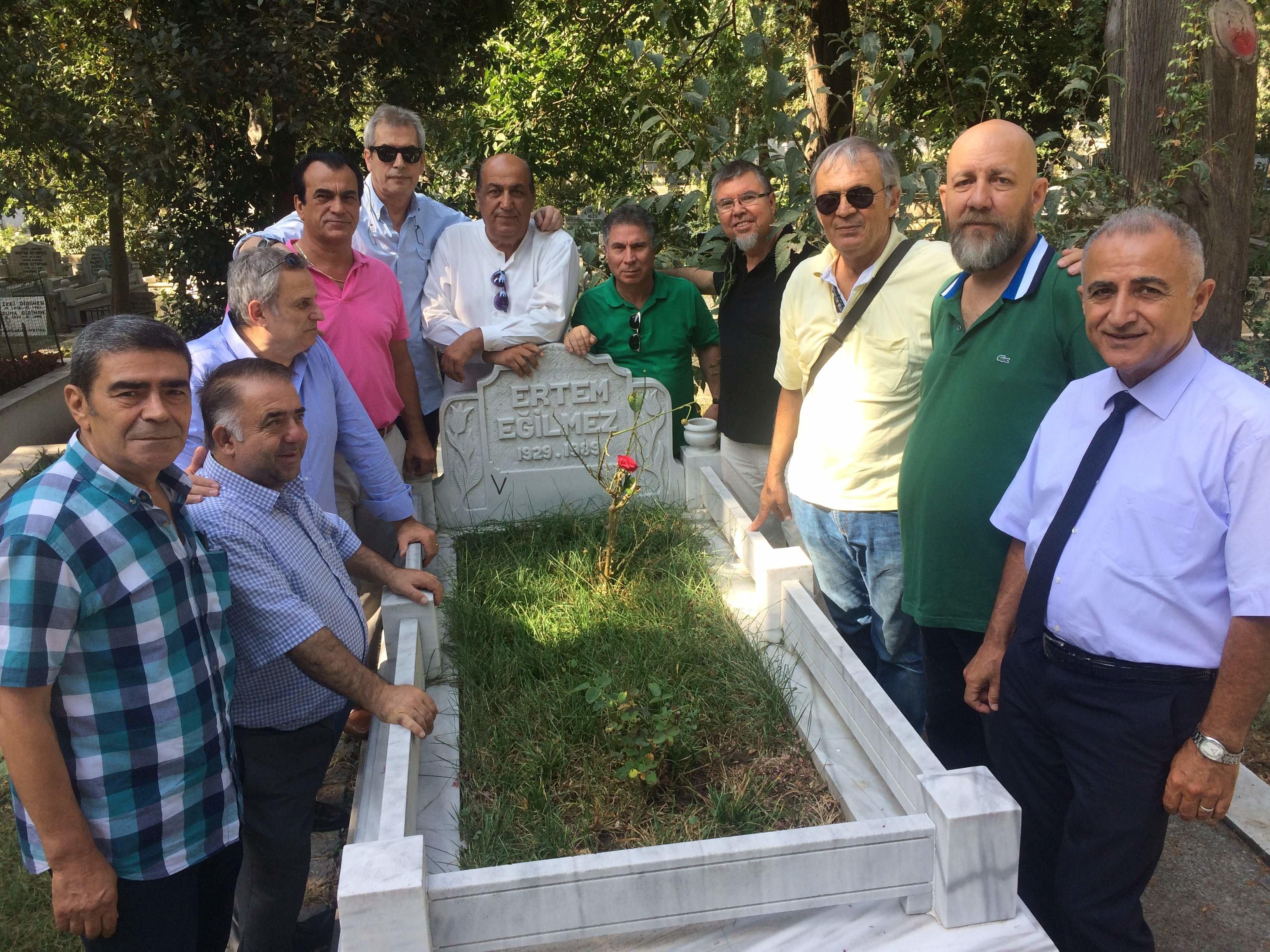 Hababam Sınıfı Ertem Eğilmezi mezarı başında andı