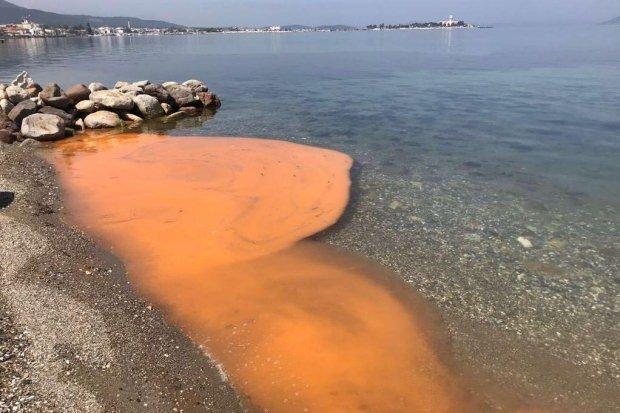 İzmir’de deniz kıyısı turuncu renge büründü