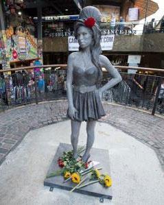 Amy Winehouseun heykeli dikildi