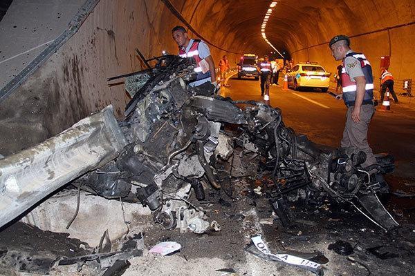 Antalyada feci kaza: 2 ölü, 1 yaralı