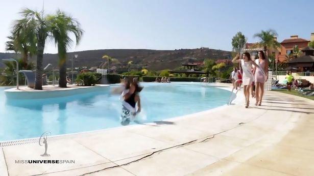 İspanya Güzellik Yarışmasında manken havuza düştü