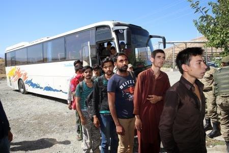 Erzincanda 45 yolcu kapasiteli otobüste 123 kaçak yakalandı