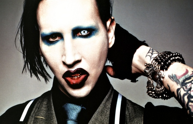 Marilyn Mansonın kafasına dekor düştü