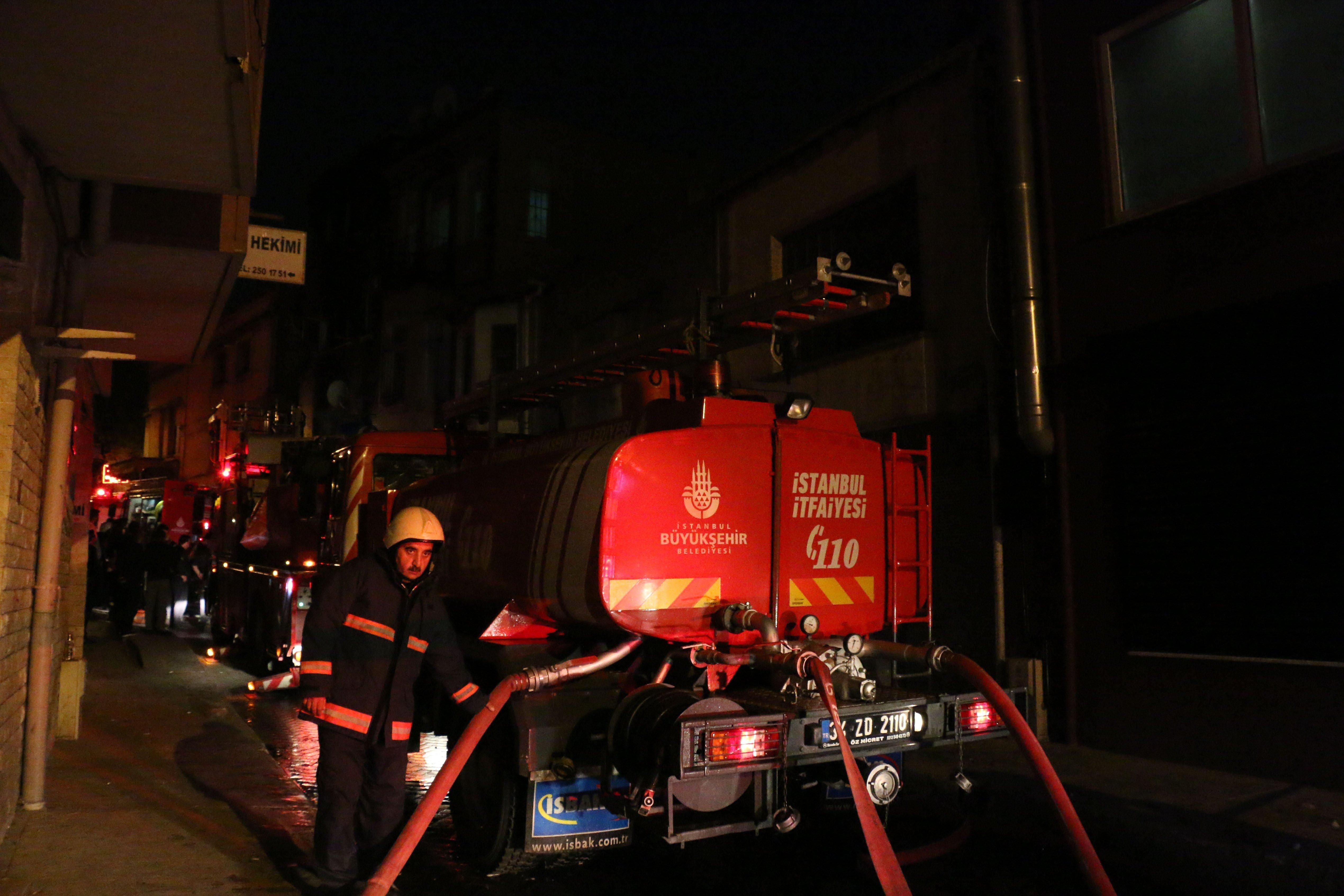 Beyoğlunda yangın: Alevlerden kaçmak için pencereden atladı