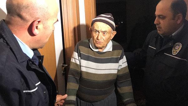 Adanada mahsur kalan yaşlıyı polis kurtardı