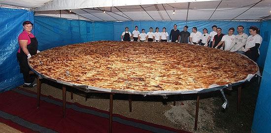 Bosna Hersekte dünyanın en büyük böreğini pişirdiler