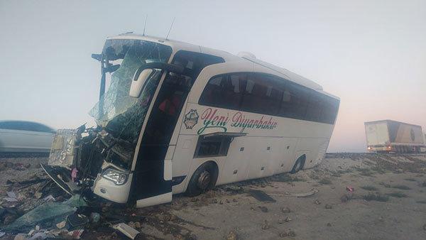 Konyada yolcu otobüsü ve kamyon çarpıştı: 1 ölü, 20 yaralı