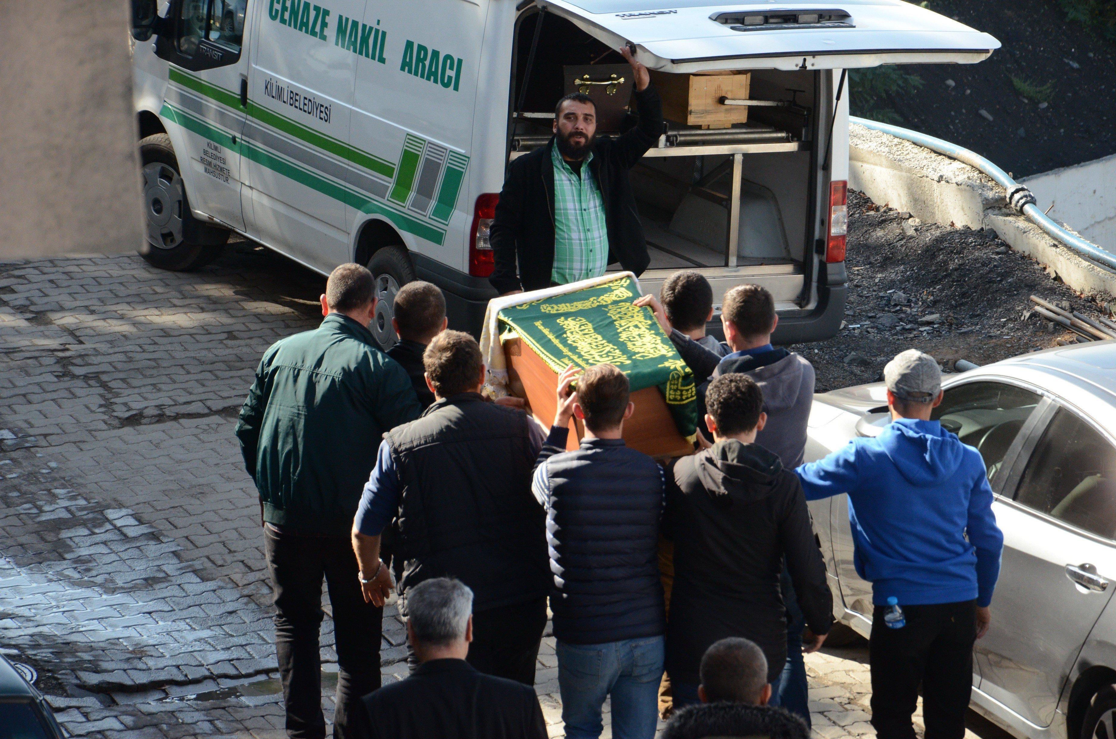 Zonguldakta boğazına elma parçası kaçan bebek öldü
