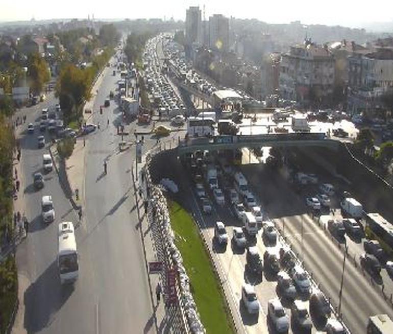 İstanbulda trafiği felç eden kaza: 2 yaralı var