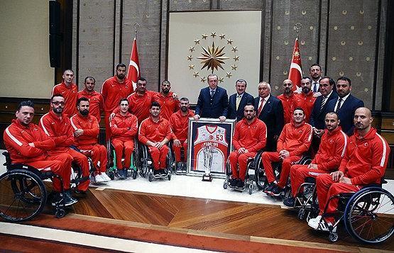 Erdoğan başarılı milli sporcuları kabul etti